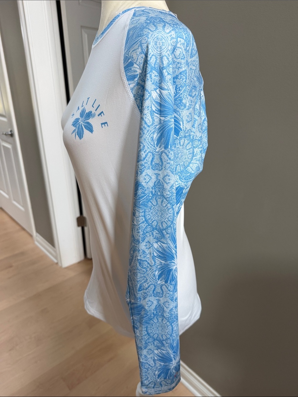 NWT Salt Life Women’s Long Sleeve Performance Shirt Blue & White Floral UV Top S - Picture 2 of 7